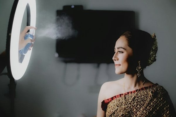 Secrets d'un maquillage de soirée éclatant : Les astuces incontournables