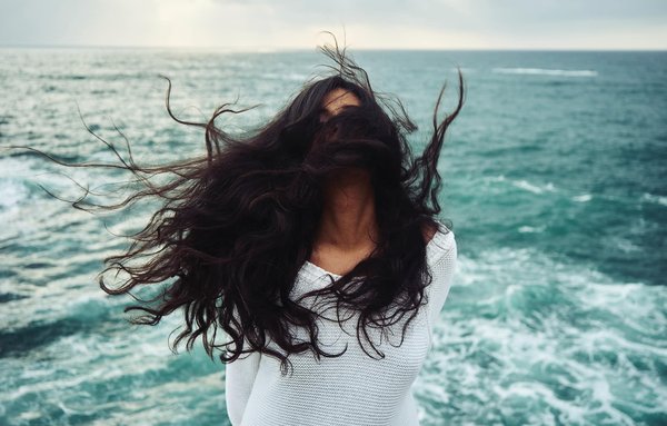 Protéger vos cheveux du soleil, du sel et du chlore : un guide essentiel